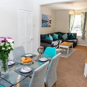 Cheltenham-spacious 2 Bedroom Home-sleeps 6-parking-garden-wifi Holiday home