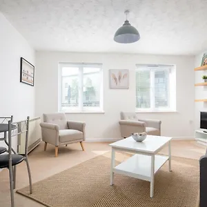Lloyd Close - Close To Town Centre & Gchq Apartment